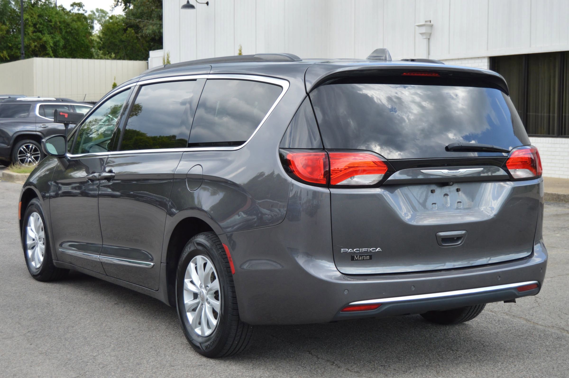 Used 2017 Chrysler Pacifica Touring-L FWD image 4