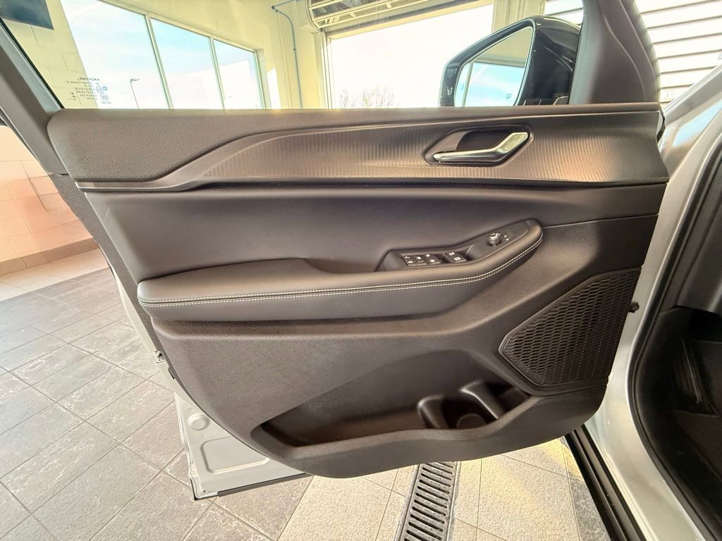 Used 2025 Jeep Grand Cherokee Altitude AWD/4WD image 40
