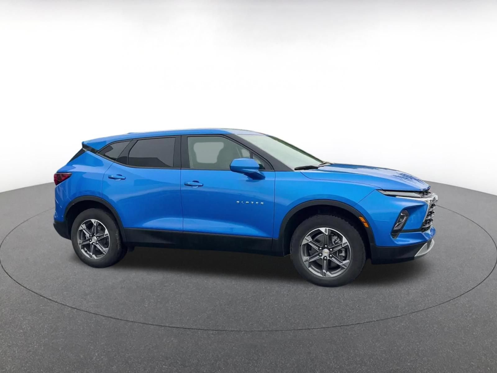 Used 2025 Chevrolet Blazer LT FWD image 2