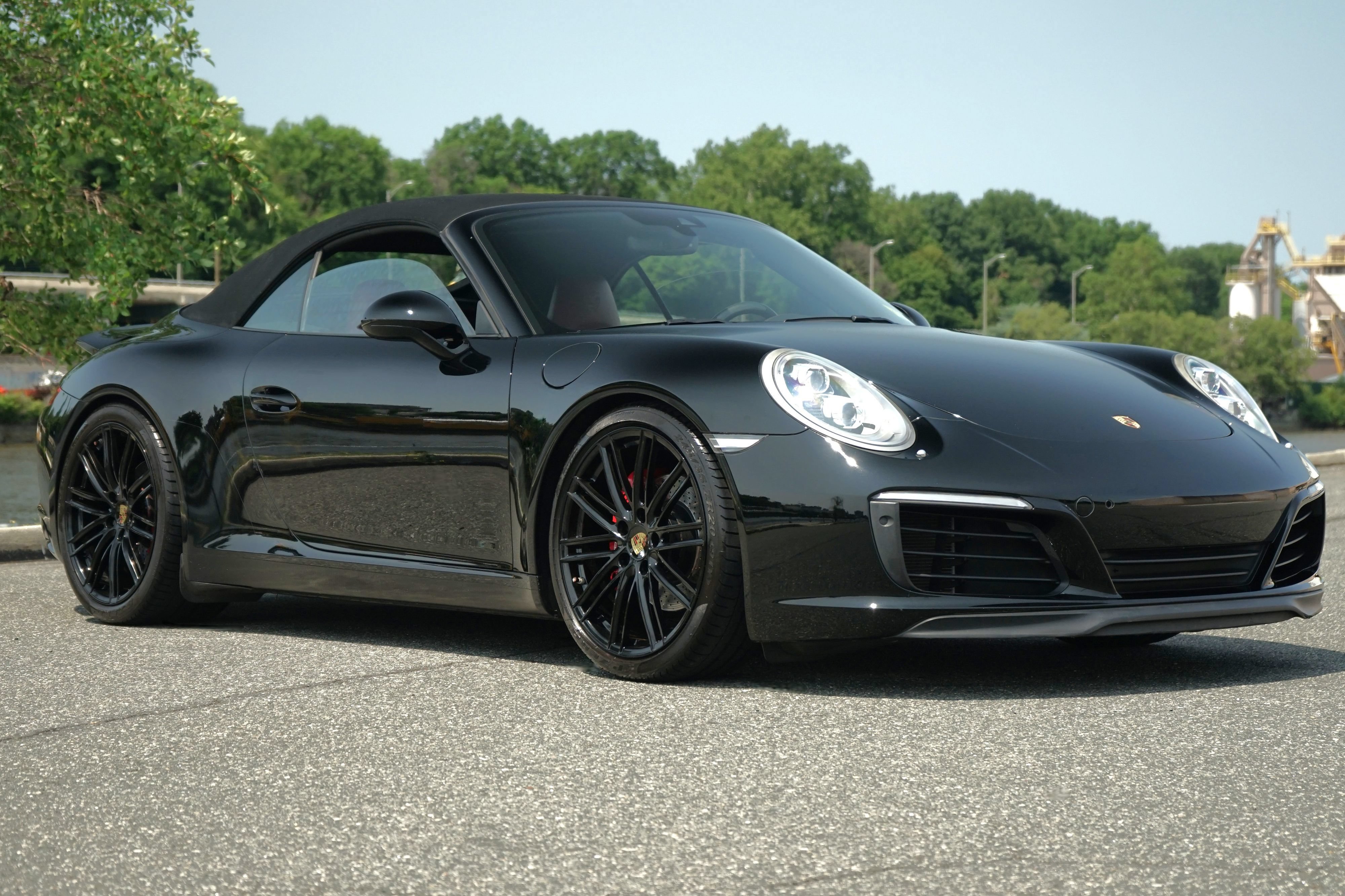 Used 2017 Porsche 911 Carrera RWD image 2