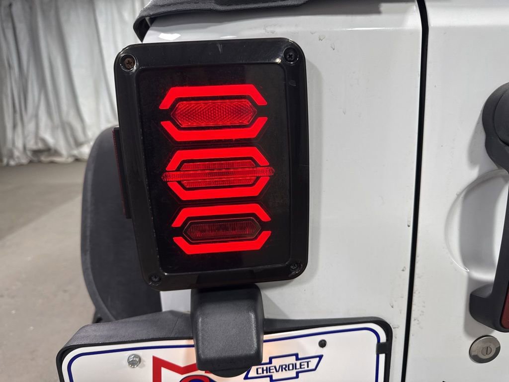 Used 2017 Jeep Wrangler Unlimited Sahara w/ Connectivity Group image 32