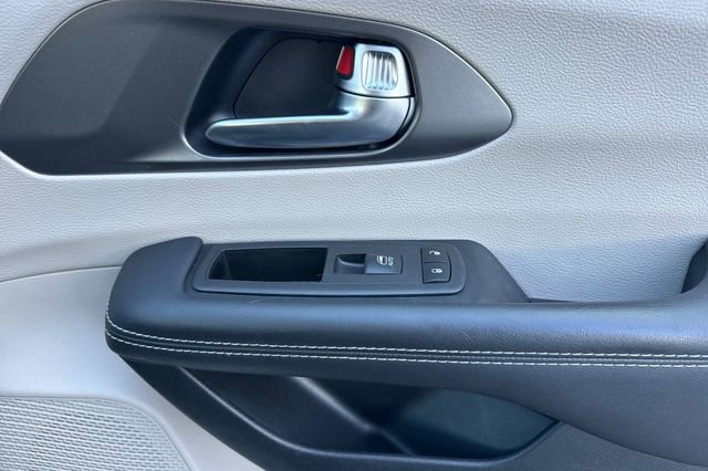 Used 2023 Chrysler Pacifica Touring-L image 22