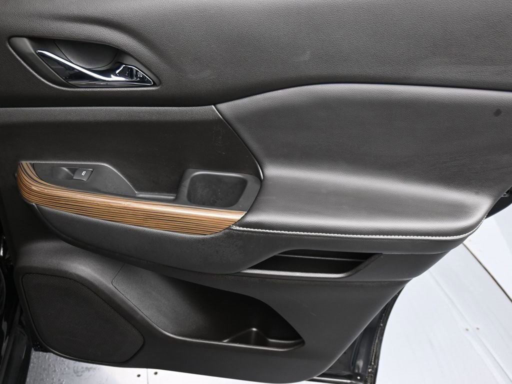 Used 2023 GMC Acadia SLE w/ Driver Convenience Package image 18