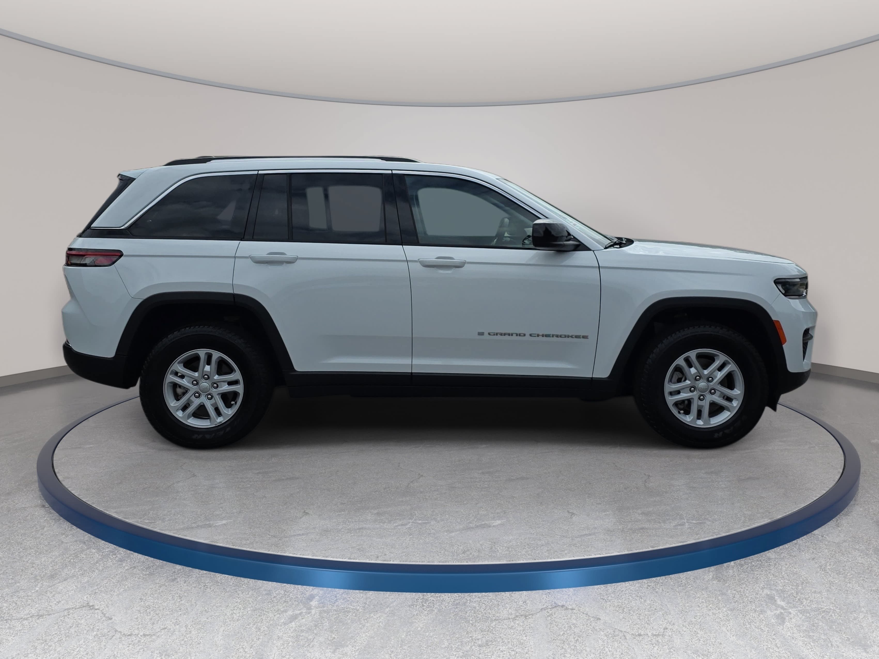 Certified 2023 Jeep Grand Cherokee Laredo AWD/4WD image 4