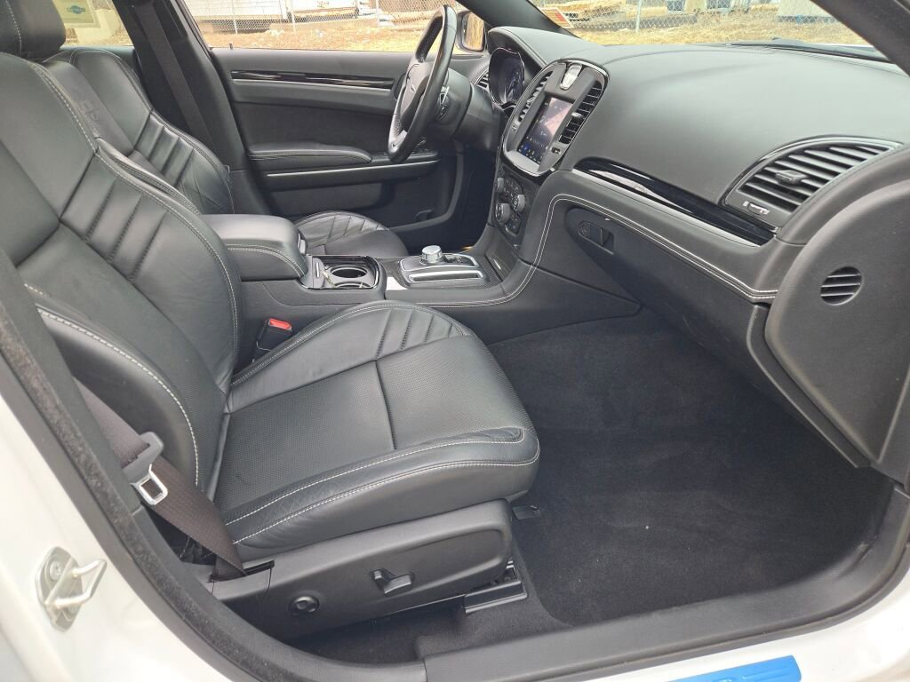 Used 2023 Chrysler 300 C image 7