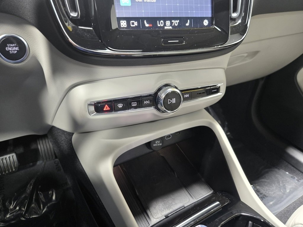 Used 2024 Volvo XC40 B5 Plus image 27