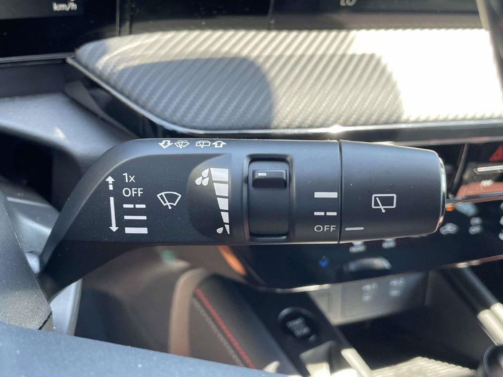 Used 2025 Nissan Kicks SR FWD image 30
