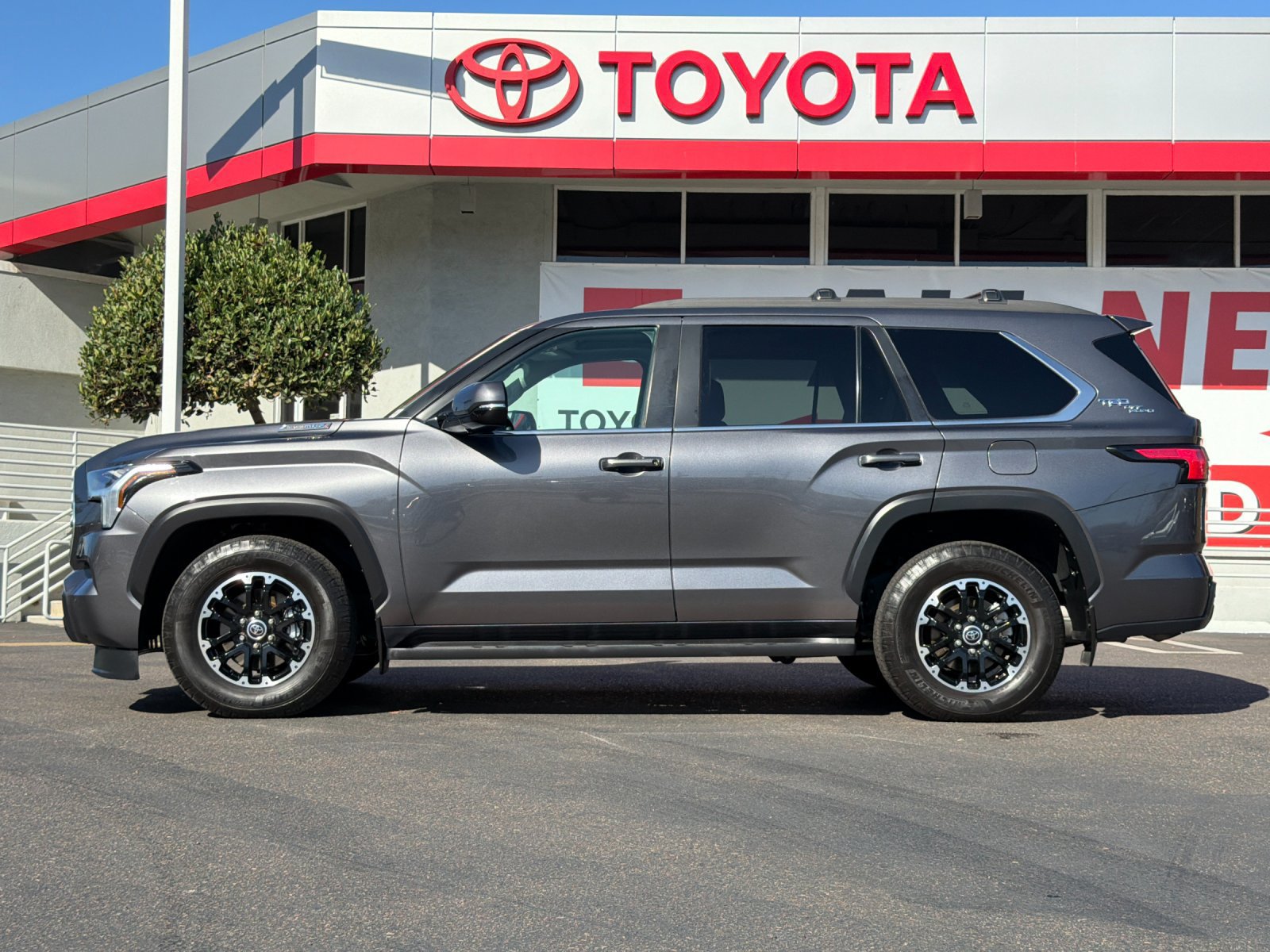 Used 2024 Toyota Sequoia SR5 w/ SR5 Premium Package AWD/4WD image 2