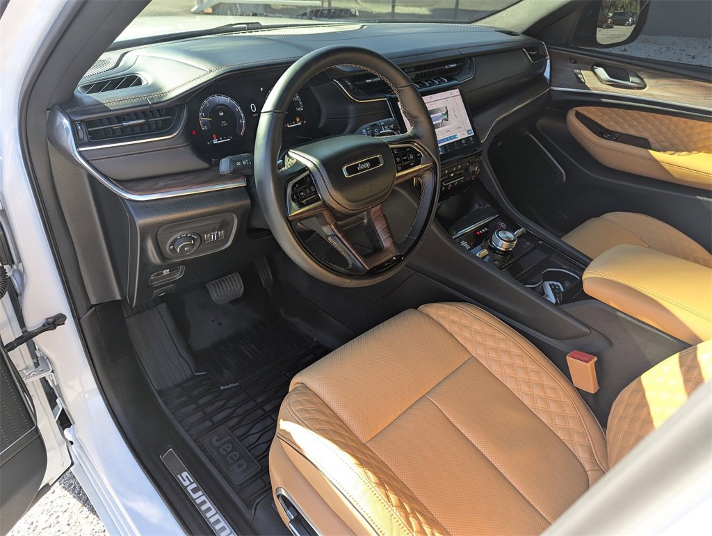 Used 2025 Jeep Grand Cherokee Summit w/ Obsidian Package image 11