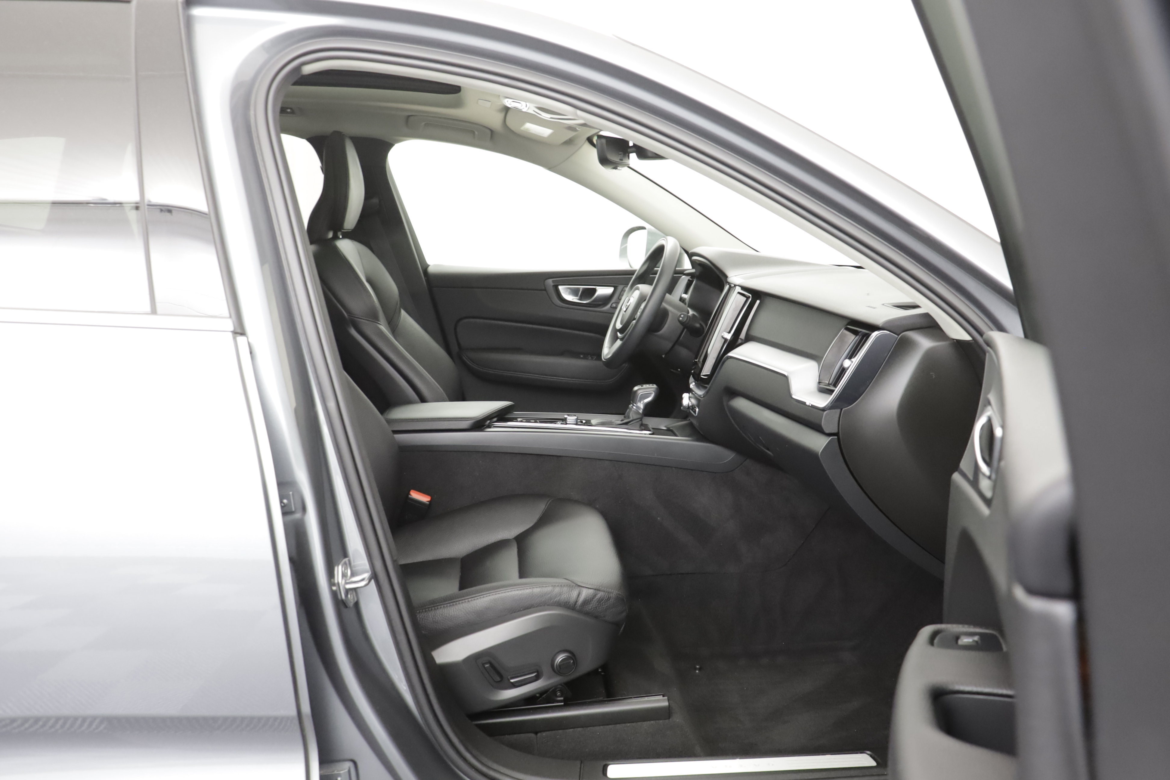 Used 2021 Volvo XC60 T5 Momentum w/ Premium Package AWD/4WD image 19