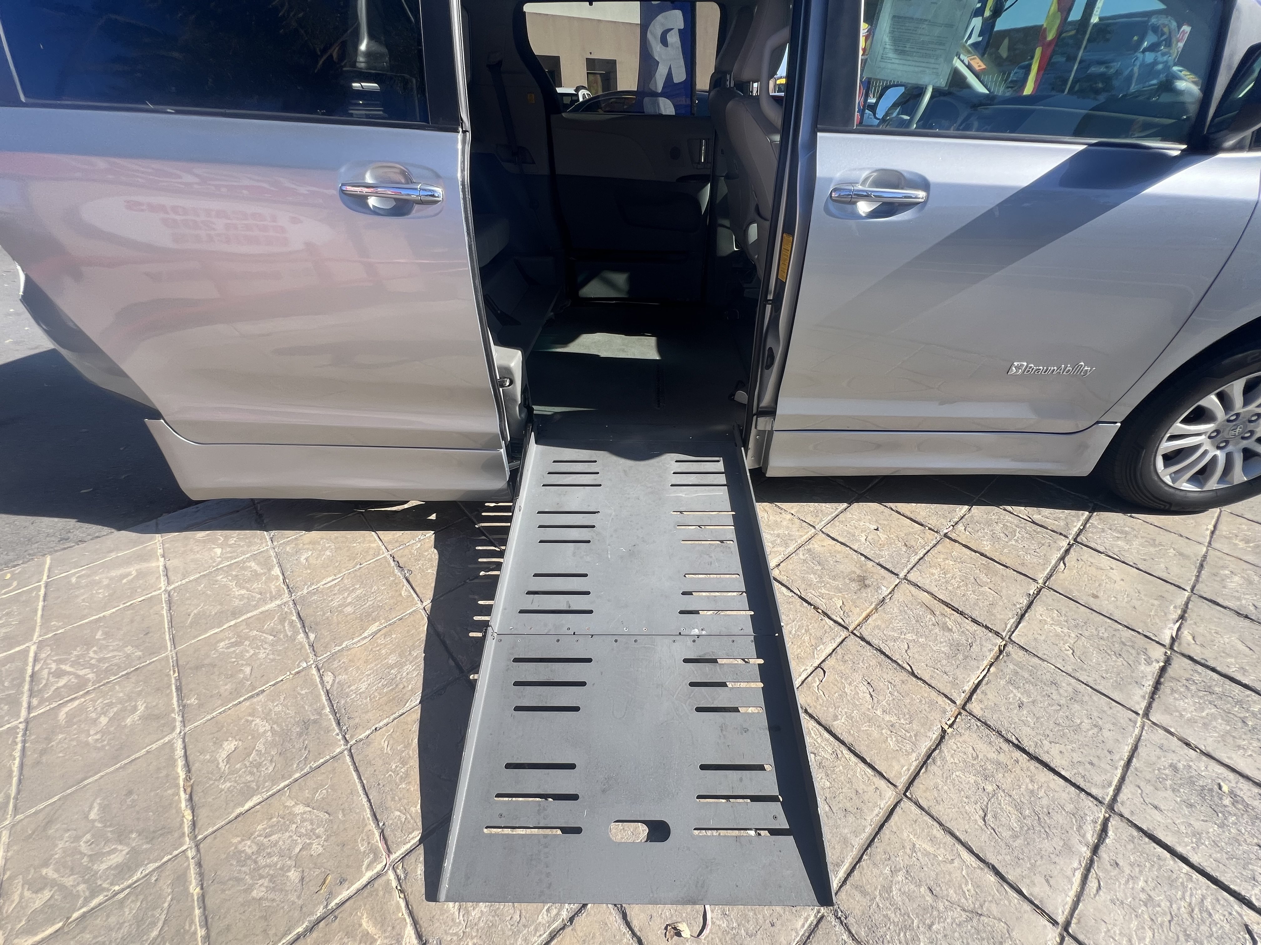 Used 2011 Toyota Sienna XLE FWD image 4