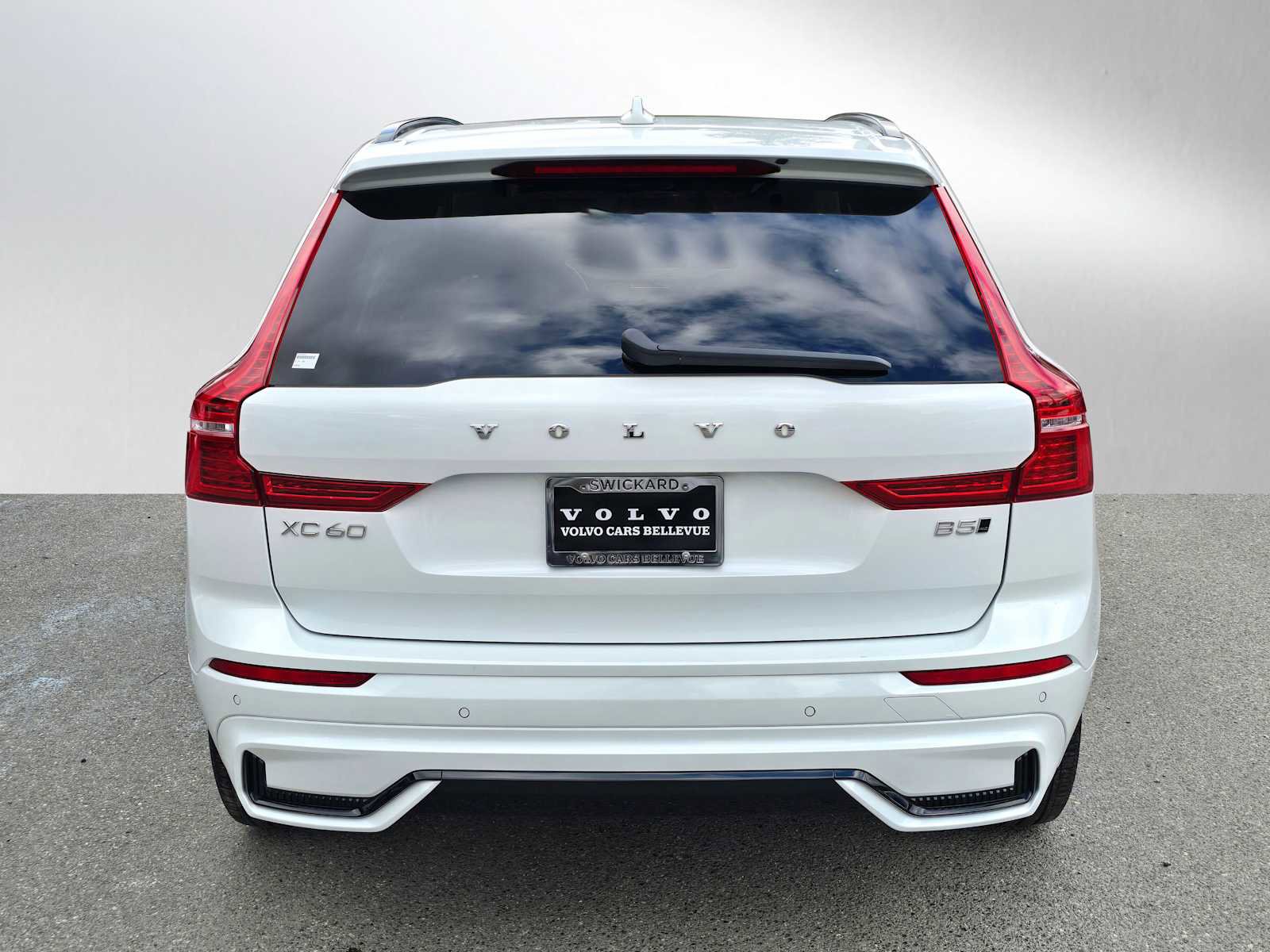 Certified 2025 Volvo XC60 B5 Plus image 4