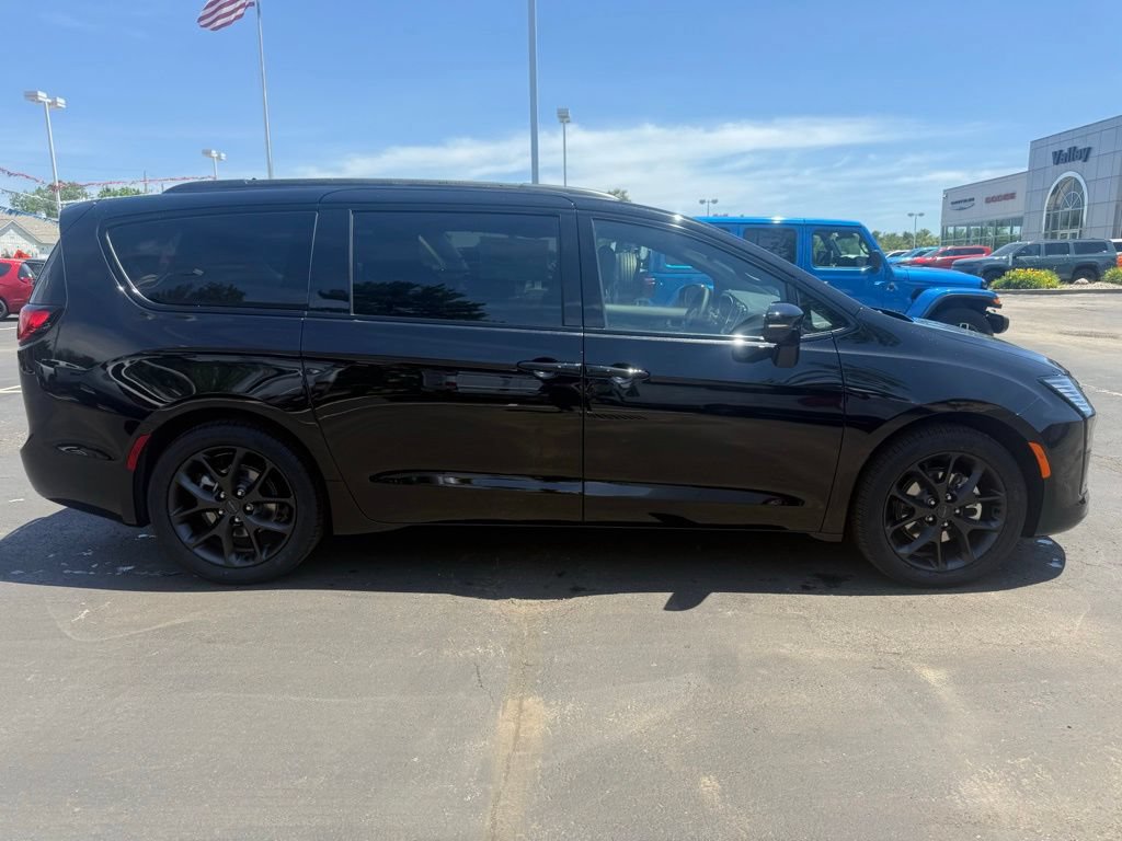 New 2027 Chrysler Pacifica Limited w/ Family Tech Group FWD image 2