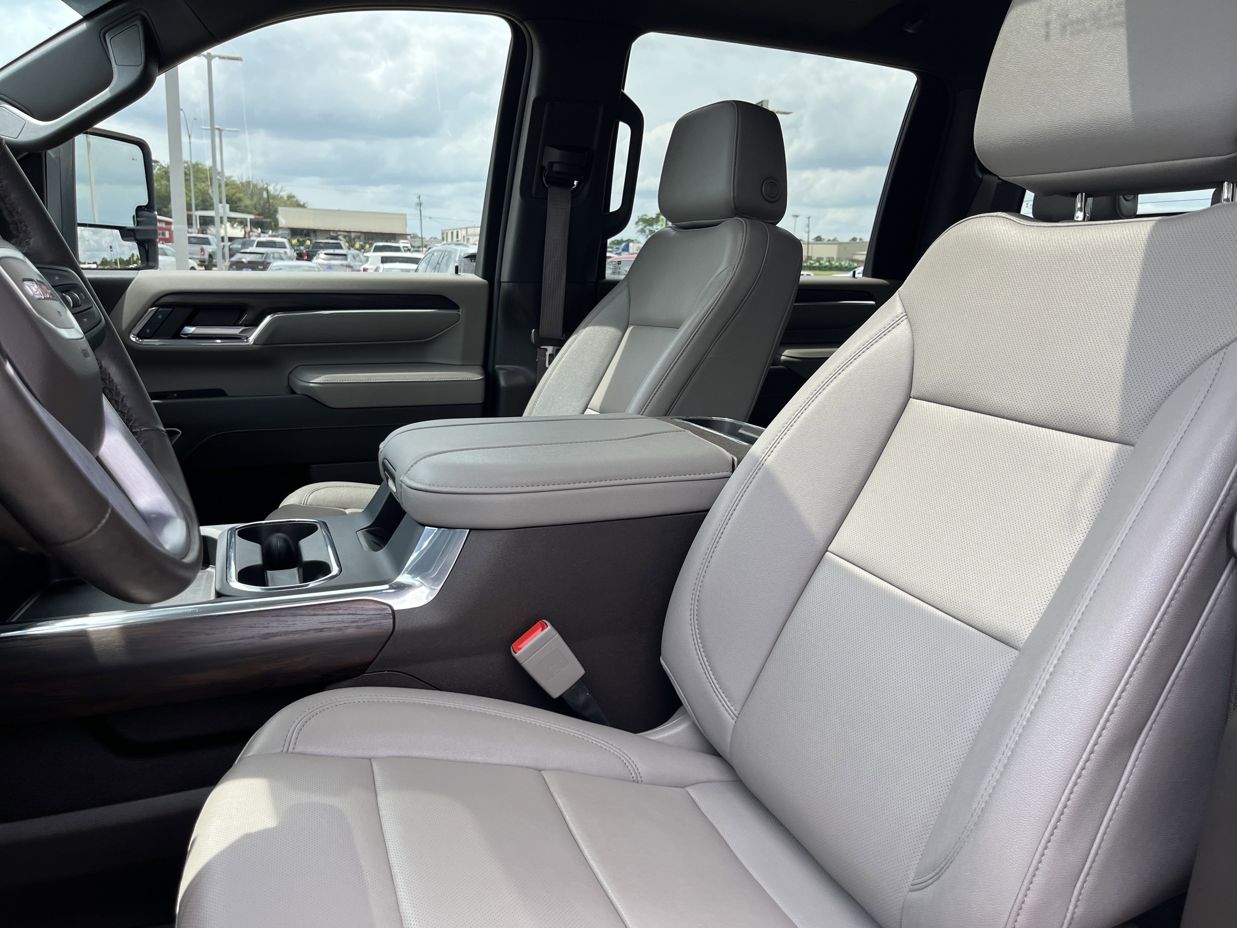 Used 2024 GMC Sierra 2500 SLT w/ SLT Premium Package image 9