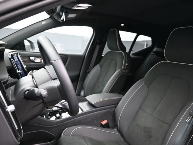 Used 2024 Volvo XC40 B5 Plus image 9