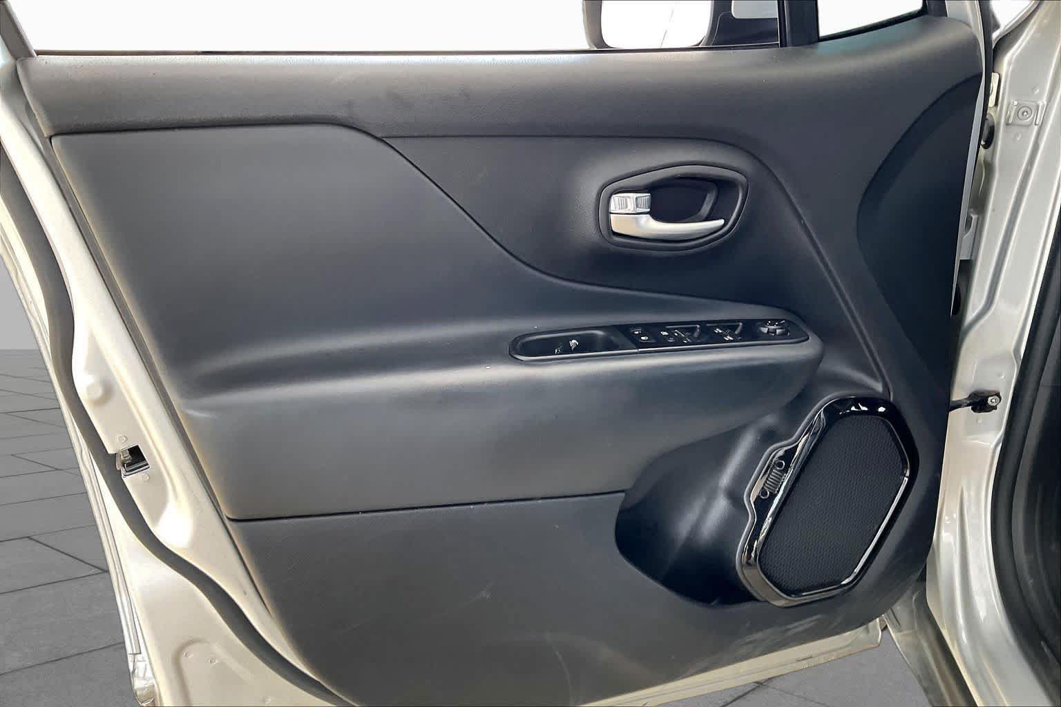 Used 2020 Jeep Renegade Altitude w/ UConnect 8.4 Nav Group AWD/4WD image 22