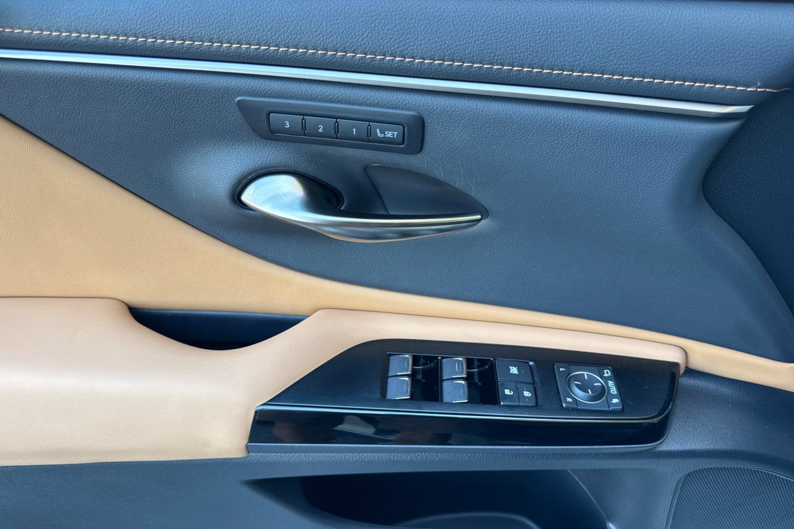 Certified 2025 Lexus ES 300h w/ Premium Package FWD image 12