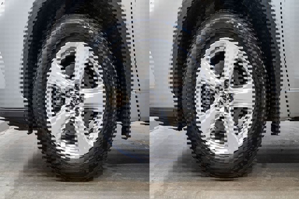 Used 2024 Toyota Highlander LE image 11