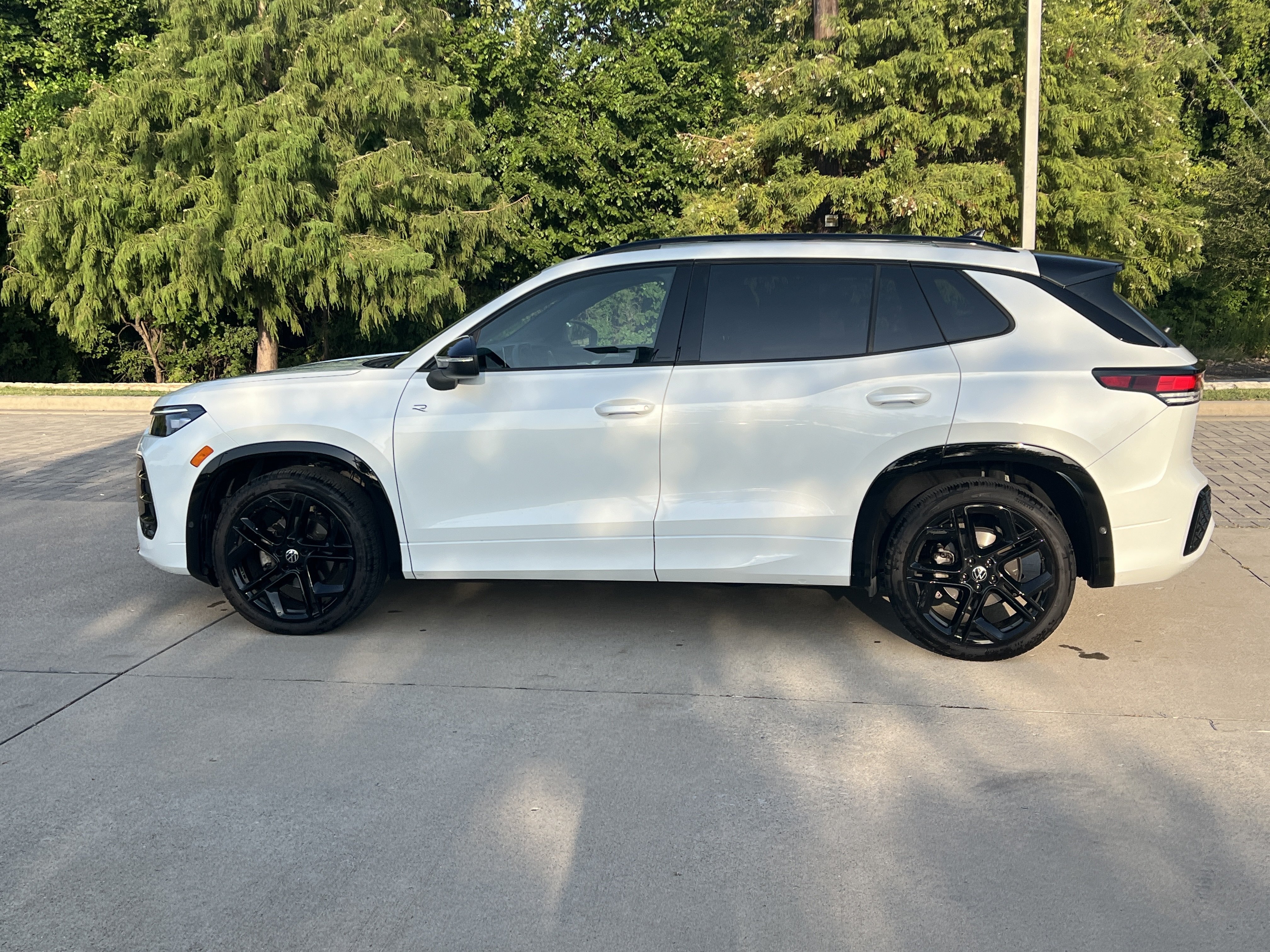 Certified 2025 Volkswagen Tiguan SE R-Line FWD image 6