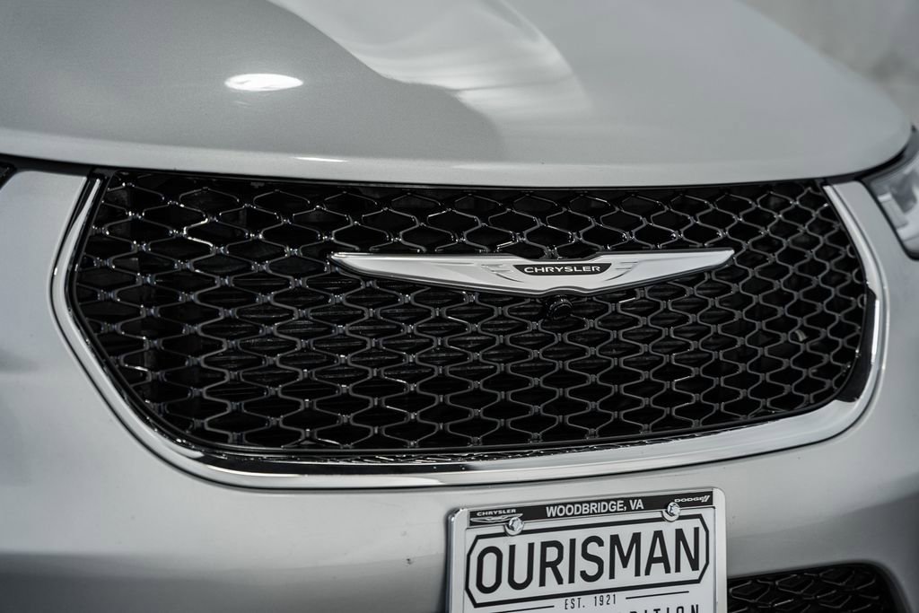Certified 2024 Chrysler Pacifica Touring-L image 13