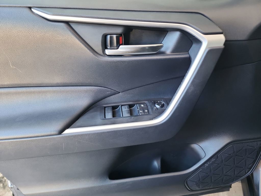 Used 2021 Toyota RAV4 XLE AWD/4WD image 13