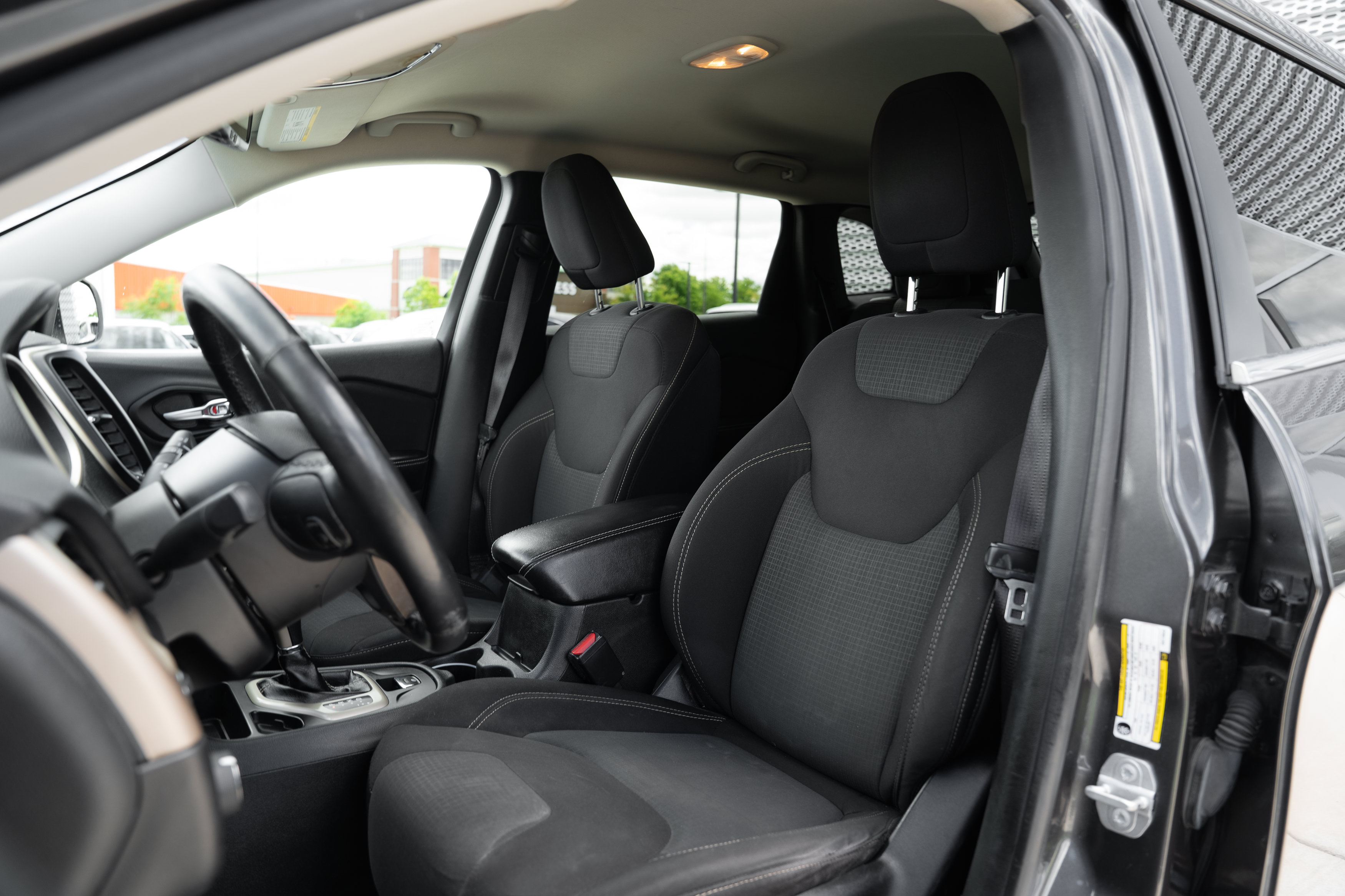 Used 2016 Jeep Cherokee Latitude w/ Cold Weather Group FWD image 20