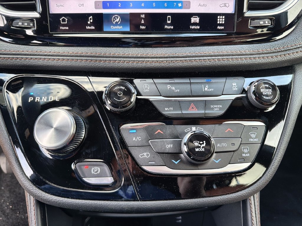Used 2026 Chrysler Pacifica Pinnacle FWD image 22