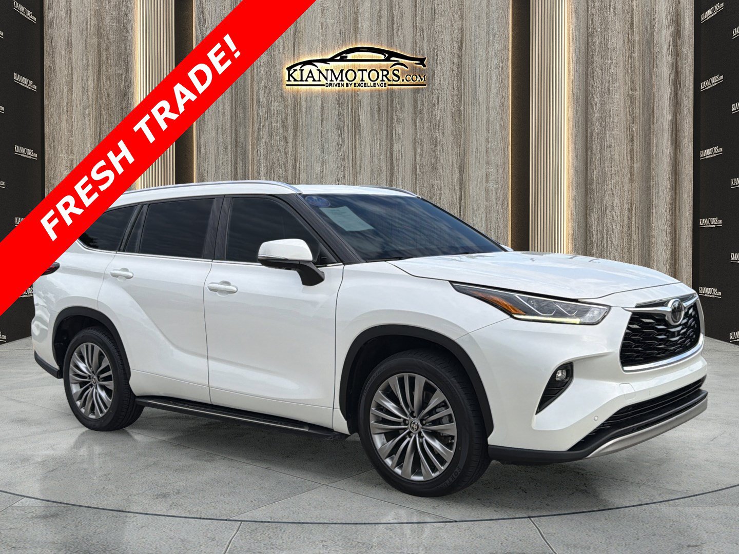 Used 2020 Toyota Highlander Platinum FWD image 1