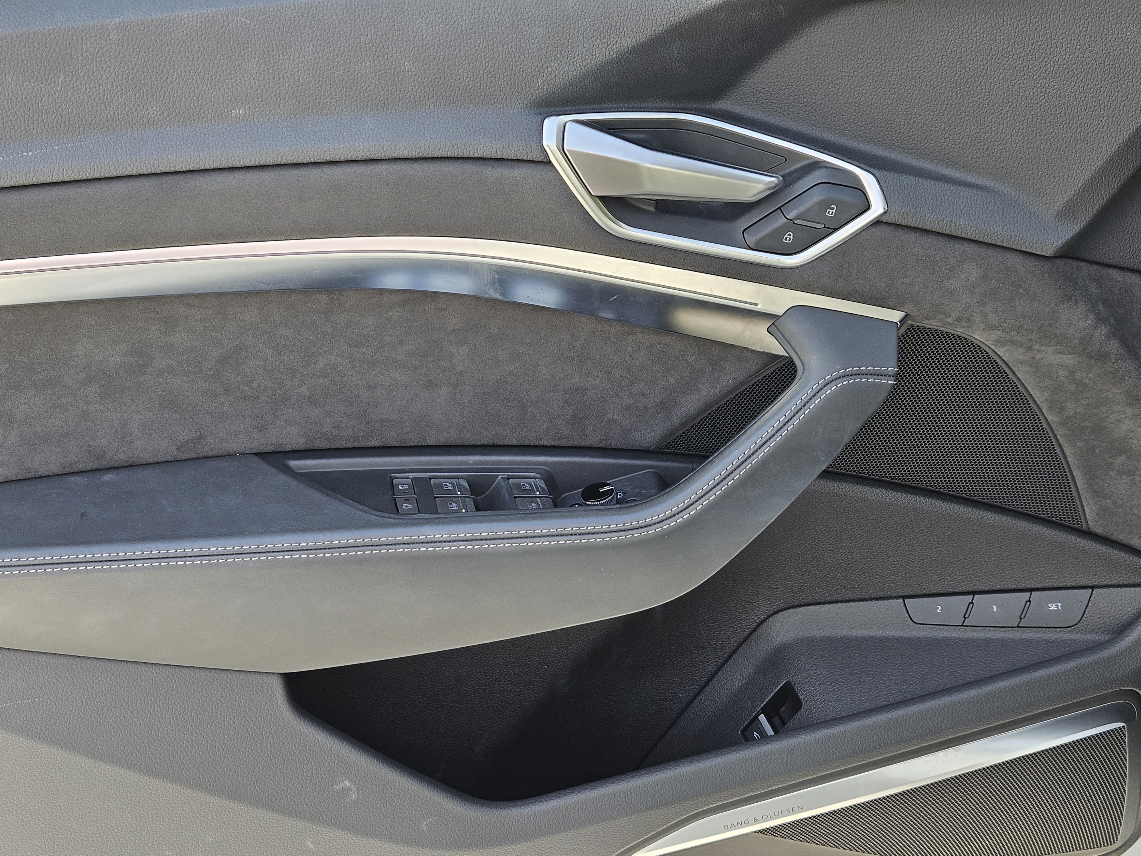 Used 2021 Audi e-tron Prestige w/ Prestige Package image 25