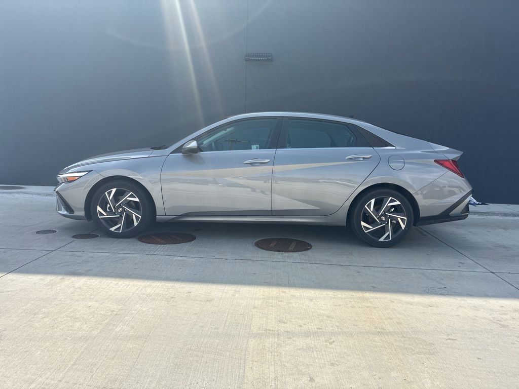 Used 2025 Hyundai Elantra Limited image 7