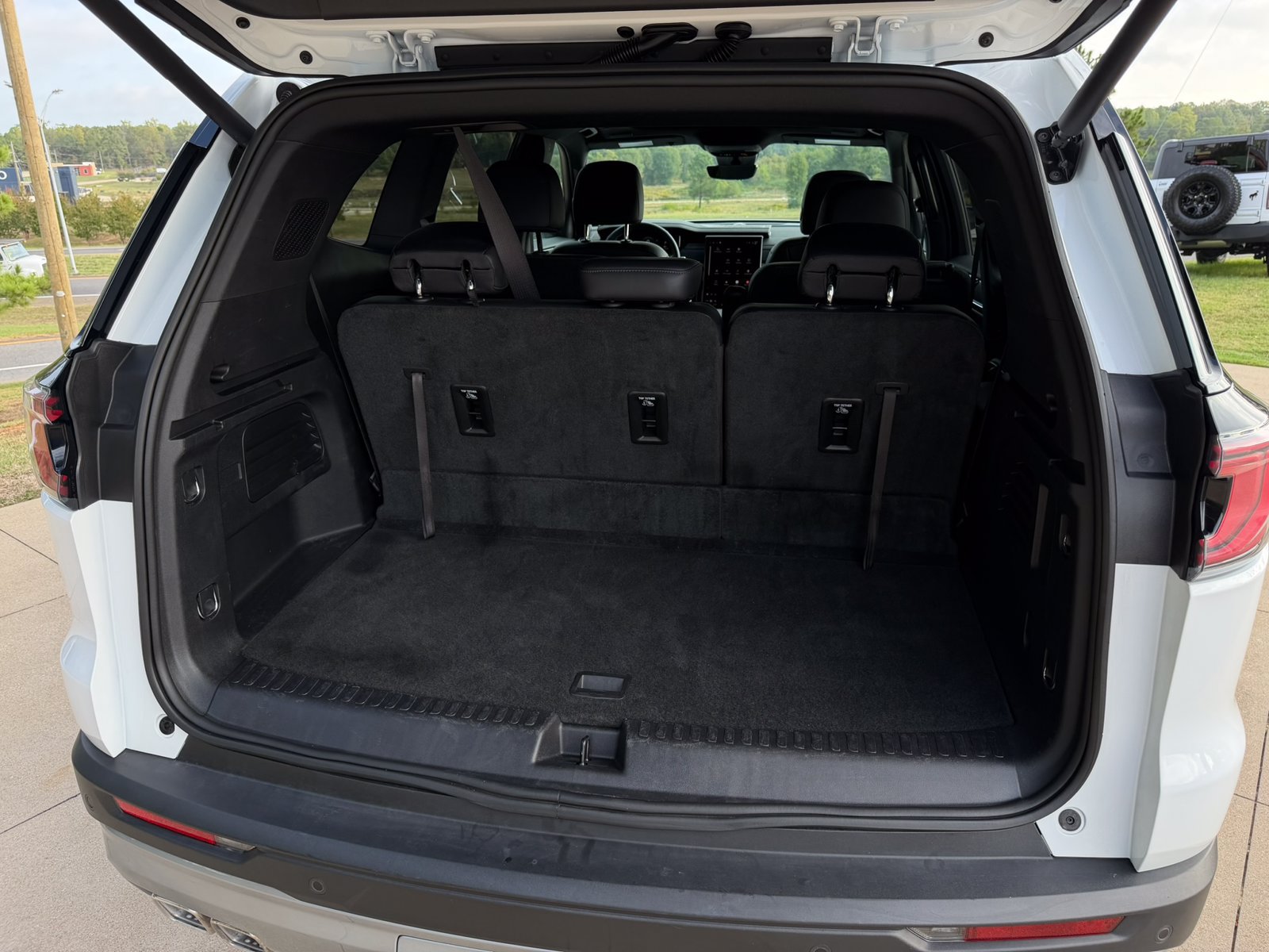 Used 2026 GMC Acadia Elevation w/ Elevation Premium Package FWD image 32