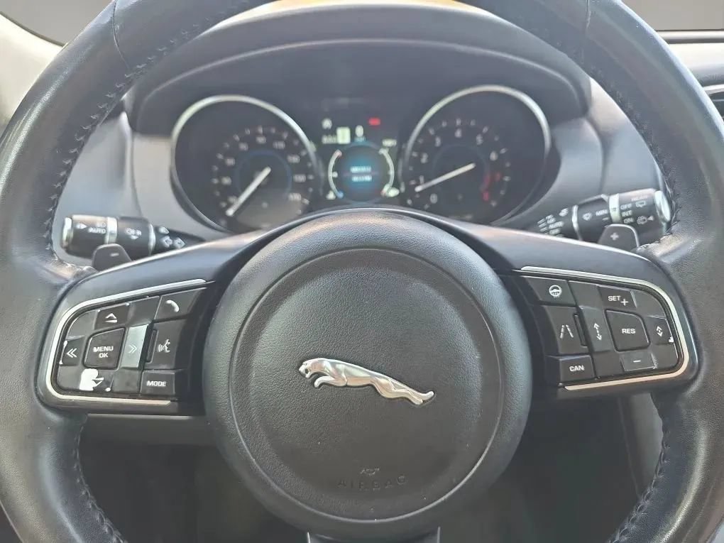 Used 2019 Jaguar F-PACE Premium AWD/4WD image 18