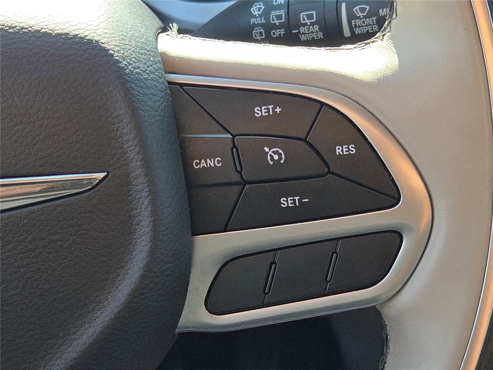 Certified 2018 Chrysler Pacifica Limited image 34