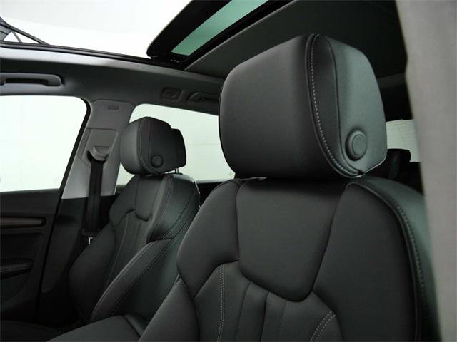 Used 2024 Audi Q5 e Premium Plus w/ Premium Plus Package image 17