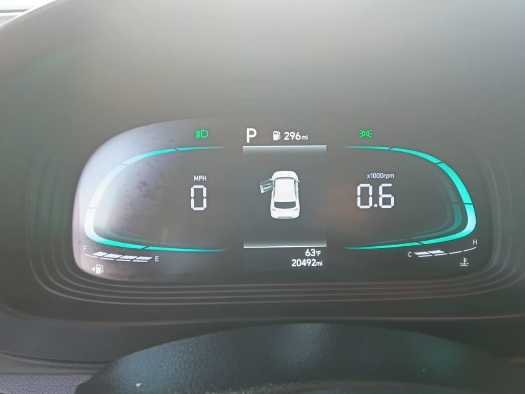 Used 2025 Hyundai Venue SEL FWD image 2