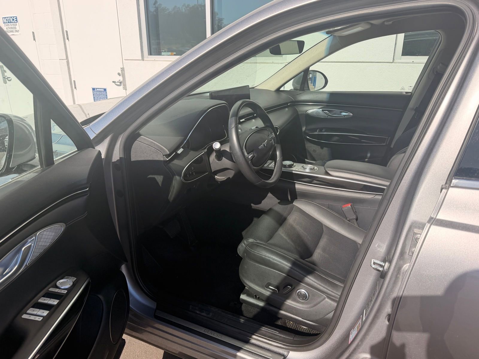 Used 2025 Genesis GV70 2.5T AWD/4WD image 8