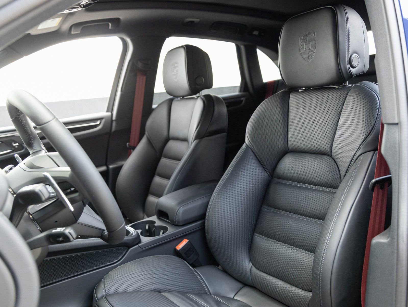 Certified 2025 Porsche Macan S AWD/4WD image 5