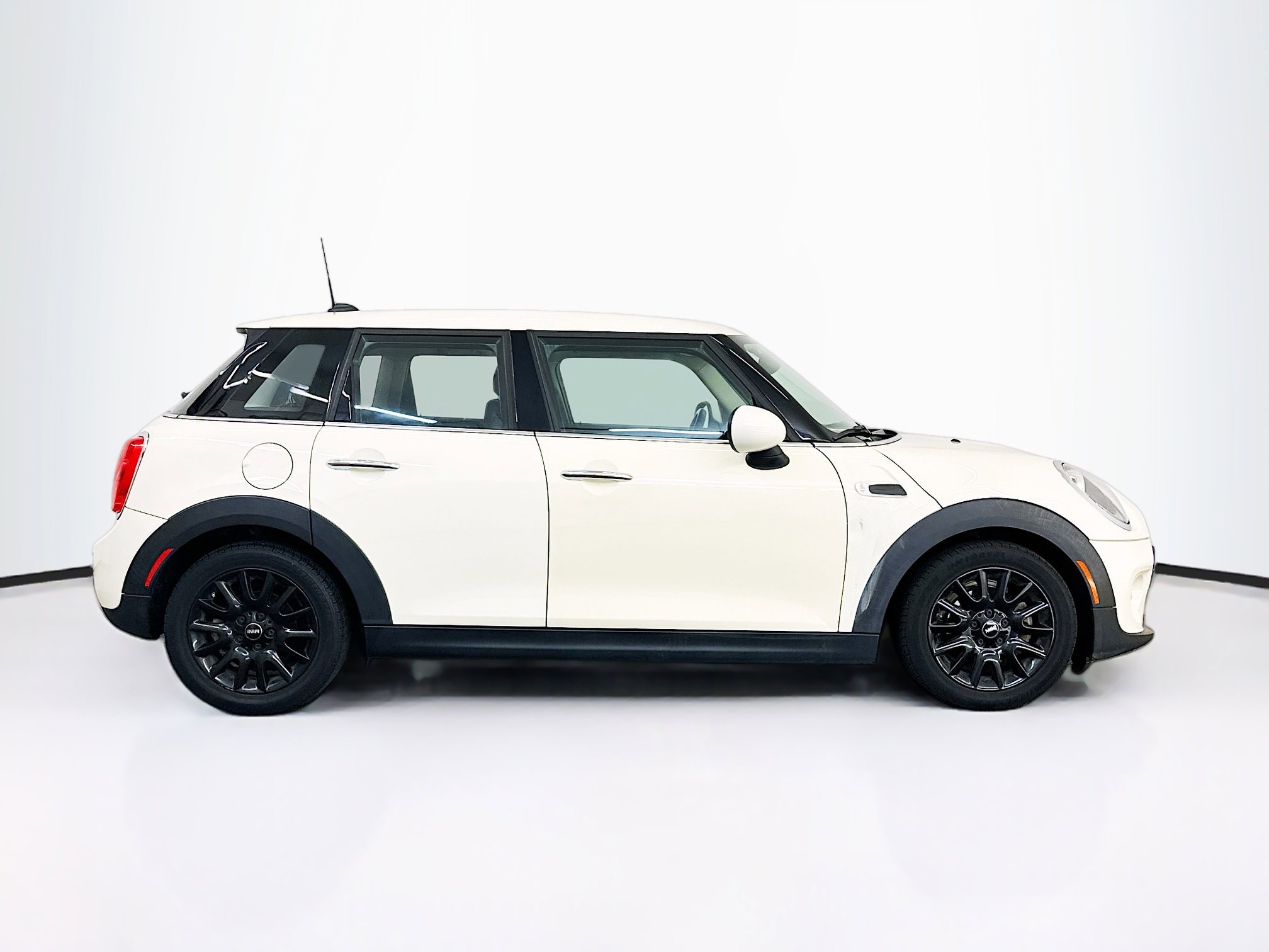 Used 2018 MINI Cooper 4-Door Hardtop image 10