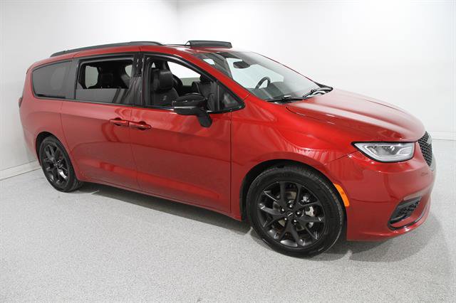 Used 2025 Chrysler Pacifica Limited image 1