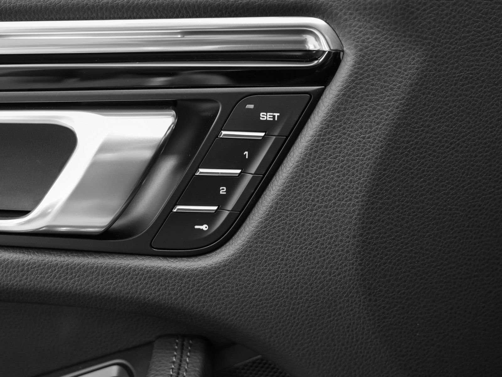 Certified 2025 Porsche Macan AWD/4WD image 22