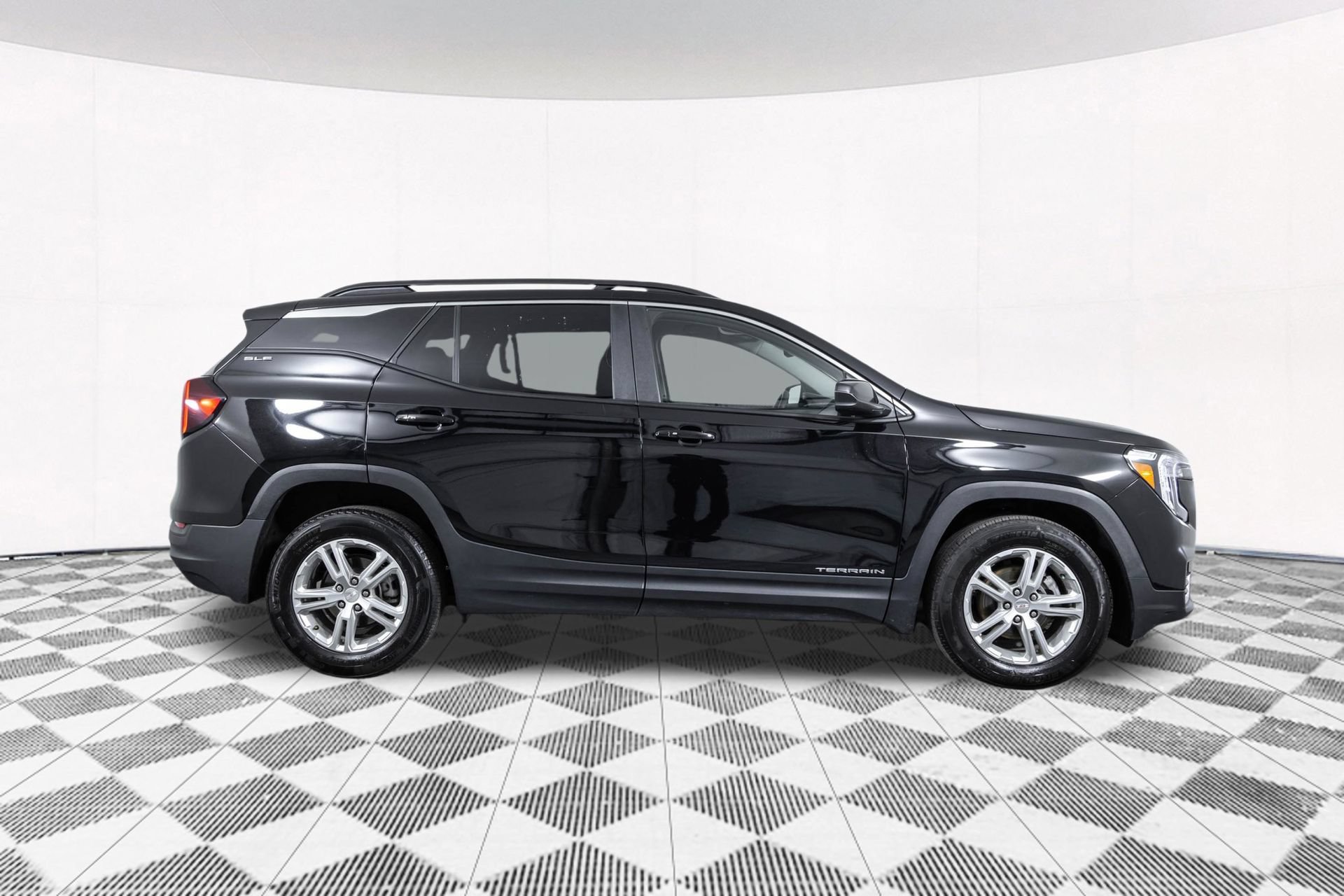 Used 2023 GMC Terrain SLE w/ Driver Convenience Package FWD image 20