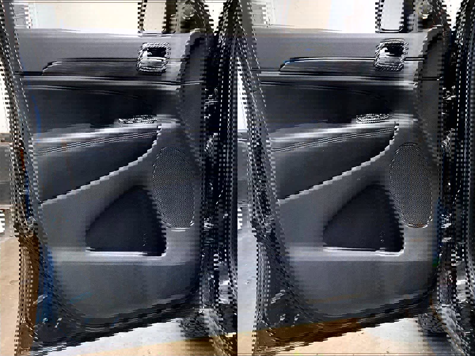 Used 2021 Jeep Grand Cherokee Laredo AWD/4WD image 24