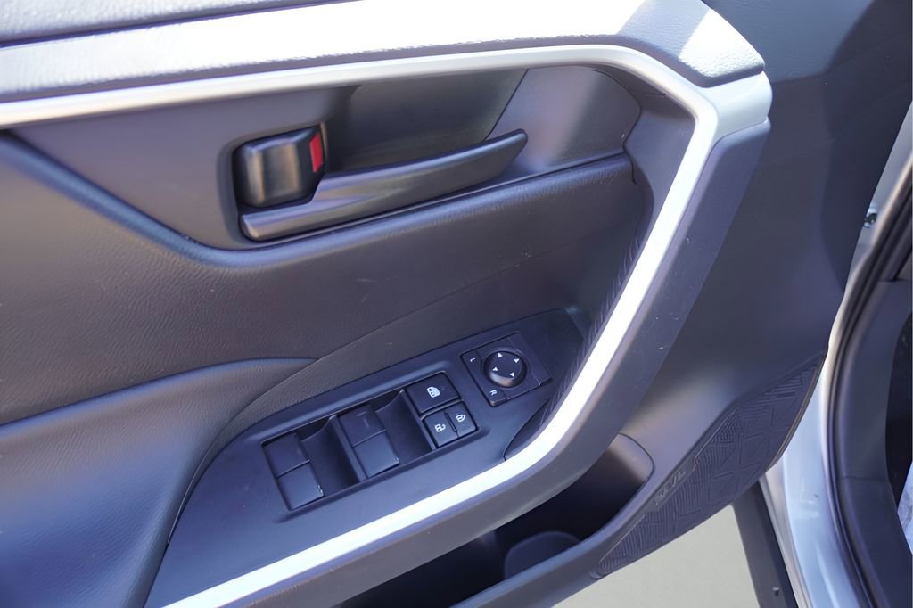 Used 2025 Toyota RAV4 LE AWD/4WD image 14
