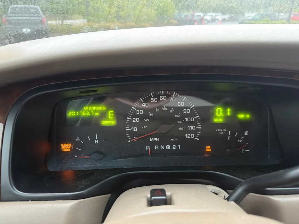 Used 2001 Lincoln Town Car Signature RWD image 4