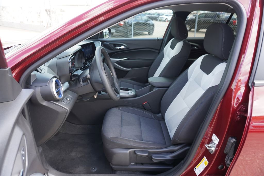 Used 2025 Chevrolet Trax LS w/ LS Convenience Package FWD image 7