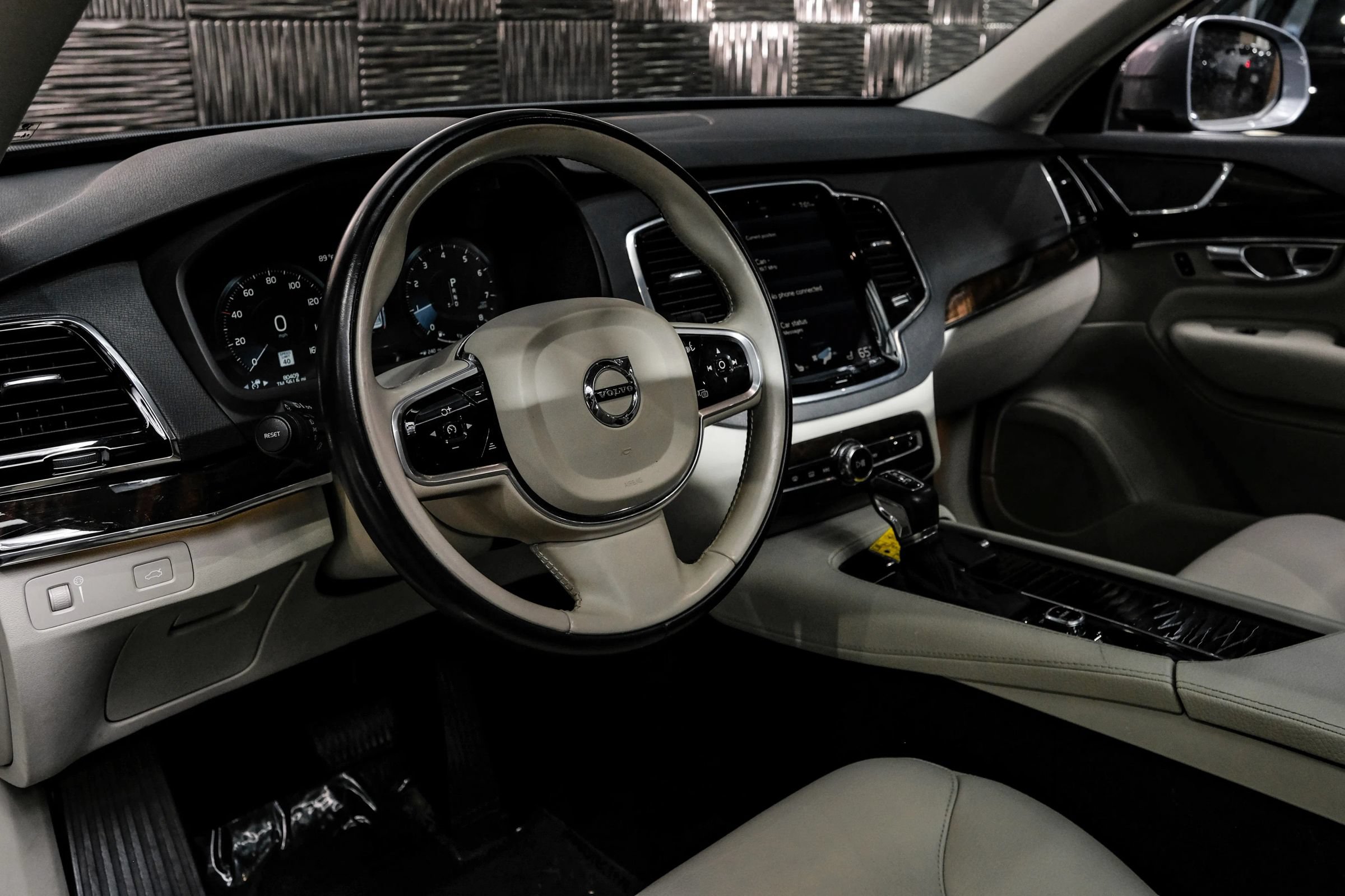 Used 2017 Volvo XC90 T6 Momentum w/ Convenience Package AWD/4WD image 4
