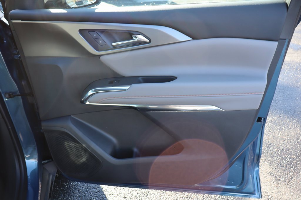 Used 2025 Chevrolet Traverse LT w/ Driver Confidence Package image 24