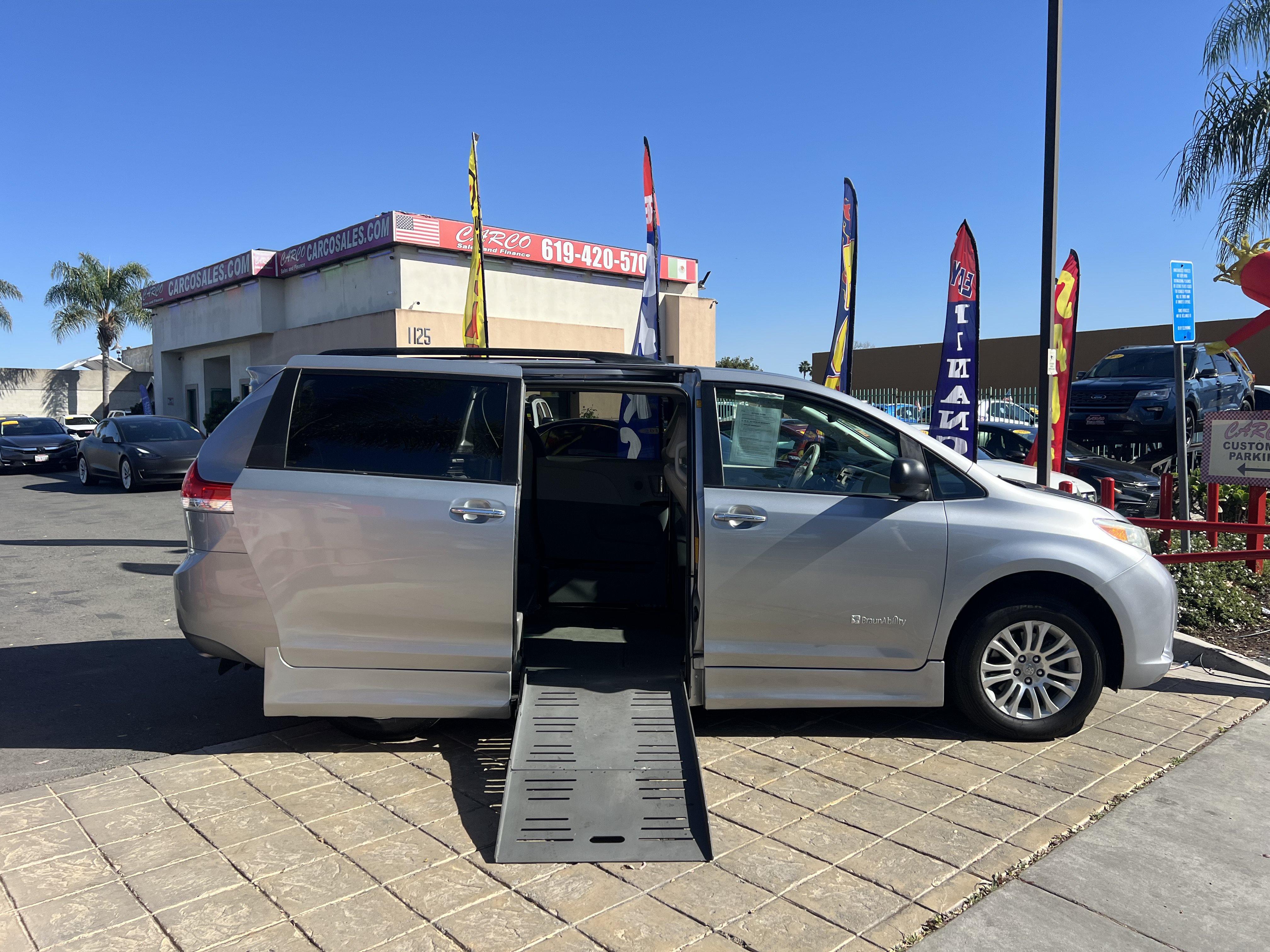 Used 2011 Toyota Sienna XLE FWD image 2