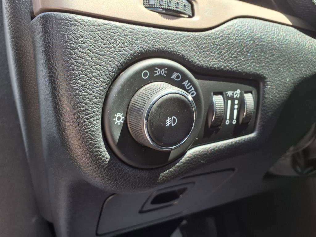 Used 2017 Jeep Cherokee Latitude w/ Cold Weather Group image 12