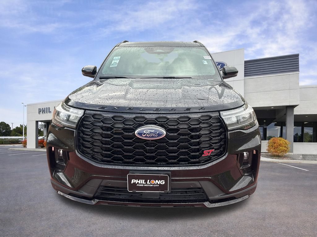 Used 2025 Ford Explorer ST AWD/4WD image 2